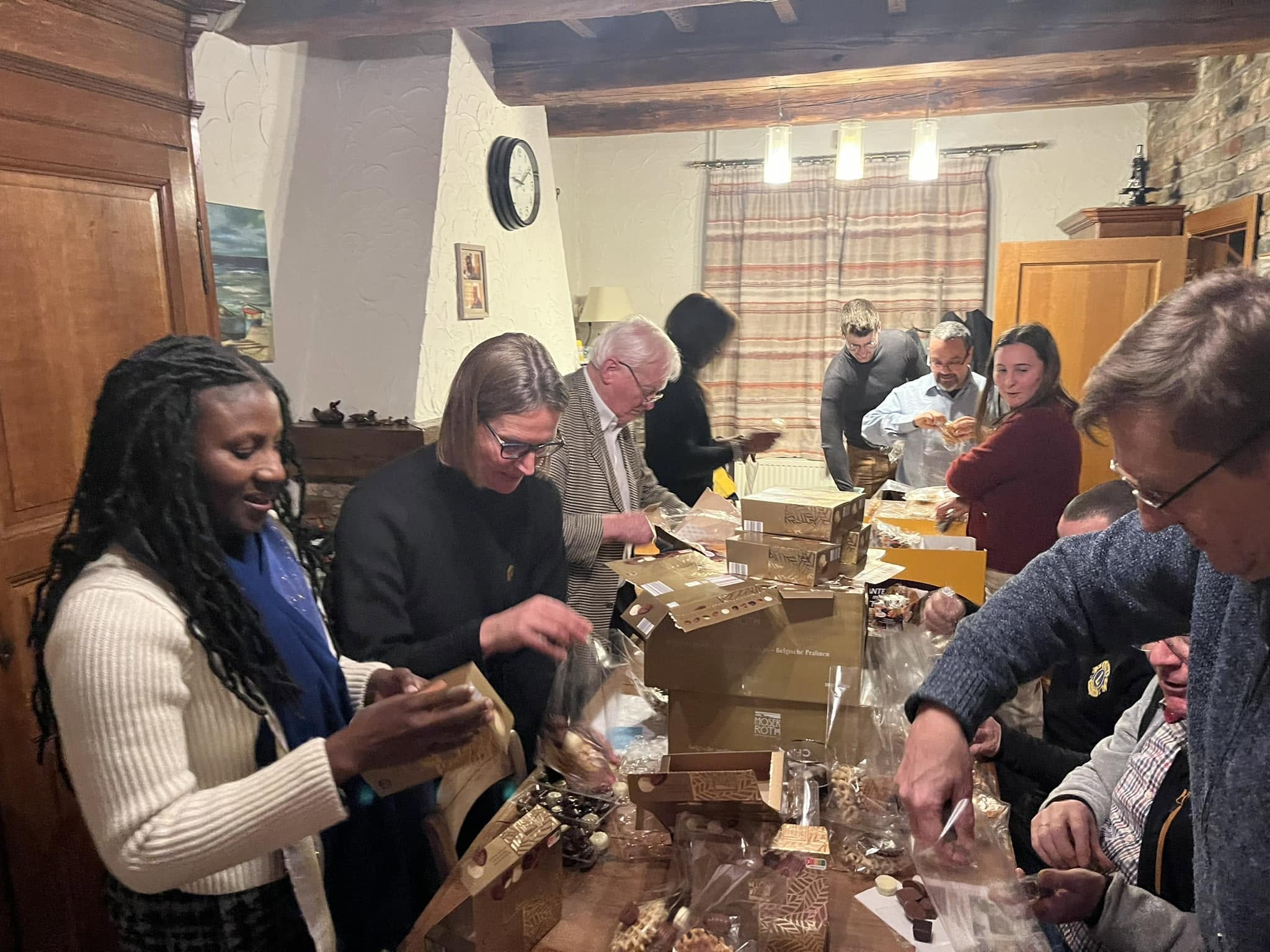 Préparation des chocolats et galettes offerts aux résidents